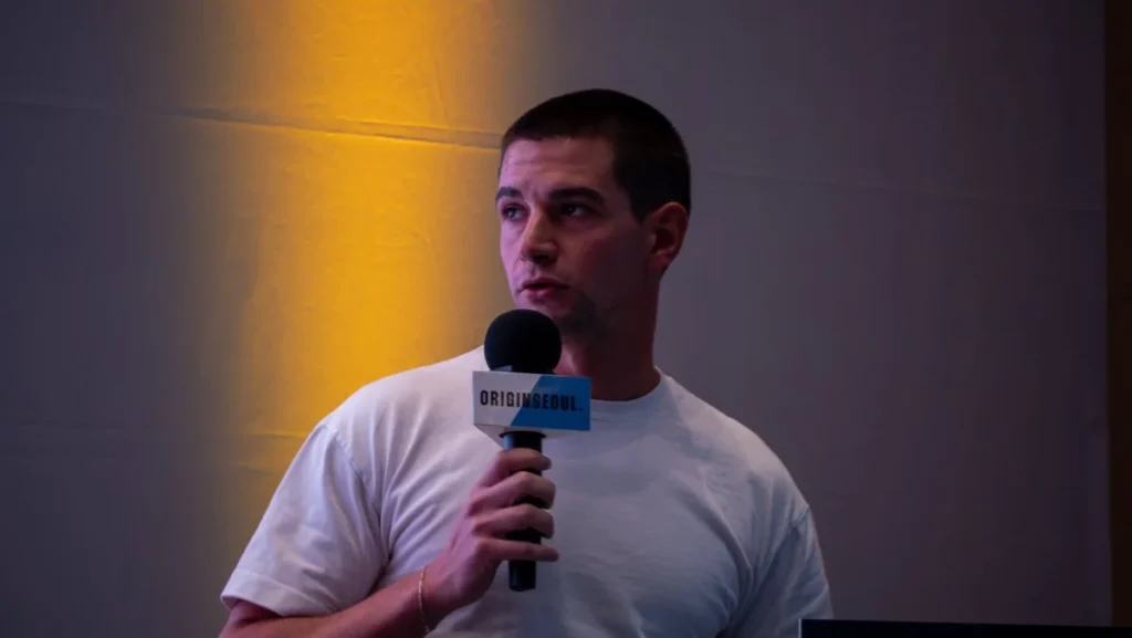 Utexo presenting on stage at Origin Seoul